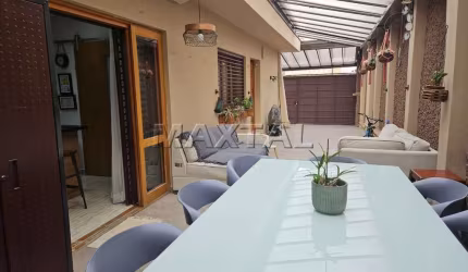 Casa para locação com 3 dormitórios, 1 suíte com closet, 2 banheiros, 3 vagas. Em Santana.