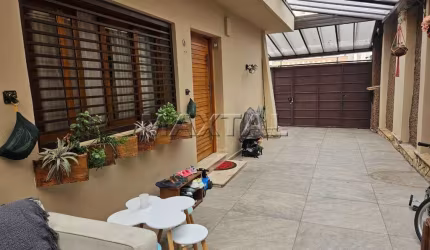 Casa à venda com 2 dormitórios, 1 suíte, 2 banheiros, 3 vagas e espaço gourmet. Em Santana.