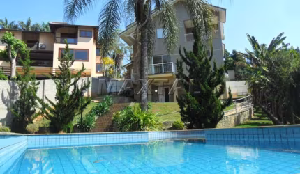 Casa em condomínio Mairiporã com 1300m², com 4 dormitório, 4 suítes, 2 salas, 6 banheiros e 3 vagas.