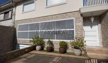 Sobrado à venda com 4 dormitórios, 4 banheiros e 4 vagas na Vila Paiva.