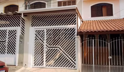 Sobrado em Santana com 120m² contendo 3 dormitórios, 2 banheiros e 1 vaga coberta de garagem.
