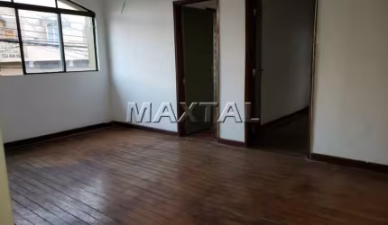 Conjunto comercial com 90m², de esquina, segundo piso com 6 salas, 2 banheiros na região da Lapa
