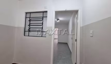 Apartamento reformado com 80m². tendo 2 Quartos, sala, cozinha, banheiro e área de serviço.