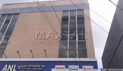 Prédio comercial na Avenida Cruzeiro do Sul, próximo ao Metrô, transporte público.