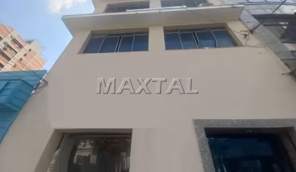 Sala Comercial para locação perto do metrô Santana, com vão livre, 4 banheiros, copa e piso frio.