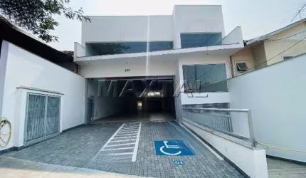 Salão 740 m², salão térreo com 2 banheiros e 1 copa, mezanino com 1 banheiro, subsolo,  e 5 vagas.