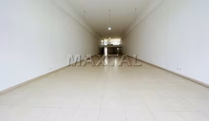 Salão 450 m², sendo  350 m² salão térreo, com 2 banheiros, mezanino, 85 m² com banheiro e 2 vagas.