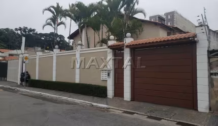 Casa em condomínio Fechado, na Vila Mazzei, com três dormitórios, três suítes, cozinha e duas vagas.