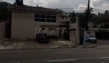 Casa comercial para locação na Avenida Brás Leme, de 660,78 m².  Com 14 salas e 4 vagas.