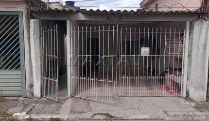 Casa à venda no Parque Peruche. Com 1 quarto, sala, cozinha, lavanderia, edícula e 1 vaga.