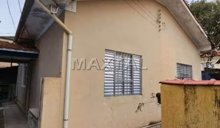 Casa à venda com 2 dormitórios, 3 vagas e quintal, na Vila Vitório Mazzei.