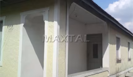 Casa à venda de 222m² com 3 quartos, 2 salas , banheiro e quintal na Vila Carbone.