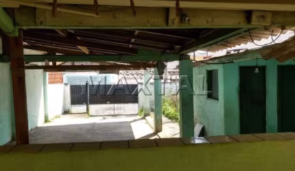 Casa à venda, de 240m², com 2 dormitórios e 2 vagas de garagem, no Parque Peruche.