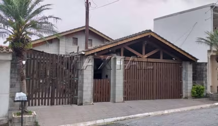 Sobrado com 4 dormitórios, sendo 1 suíte, sala e 3 vagas de garagem, no Jardim Guapira.