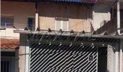 Sobrado à venda, de 130m², próximo ao metrô Parada Inglesa, 2 dormitórios, sala ampla e 2 vagas.