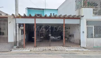 Casa à venda no Jardim Tremembé. Com 2 dormitórios mais dependências e 2 vagas.