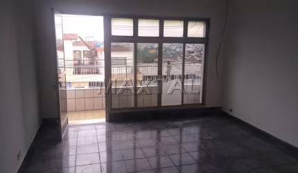 Casa para locação no Jardim Cachoeira, com 3 dormitórios, armários nos quartos e cozinha.