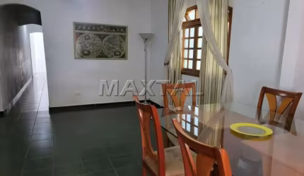 Sobrado todo em piso com 3 dormitórios, 1 suíte, sala de estar e jantar, piscina. 4 vagas.
