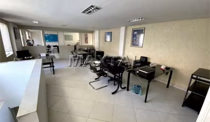 Prédio comercial com 3 andares, 225m², na Água Fria, com piso frio em todos ambientes.