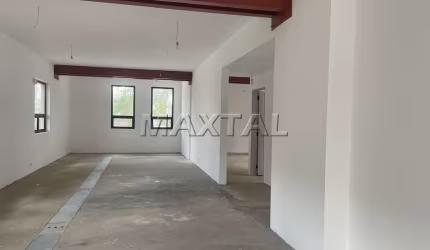 Sobrado comercial, 175m² com 3 salas, cozinha ampla,  lavabos, quintal e vagas para 4 carros