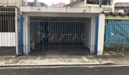Casa térrea com 70m², com 2 dormitórios, 1 sala 1 banheiro, 1 cozinha, área de serviço e 1 vaga.