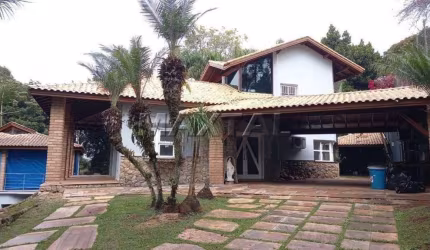 Sobrado em rua particular, 4 suítes, lareira, espaço gourmet, jacuzzi, 580m².