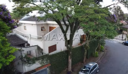 Mansão em condomínio fechado no jardim Leonor, 4 dormitórios, 3 vagas de garagem, de 300m².