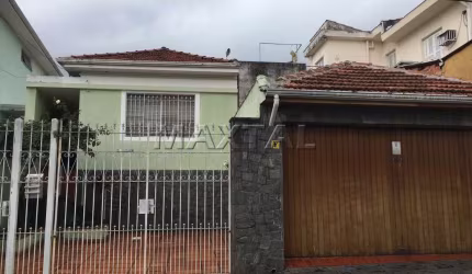 Sobrado à venda com 3 dormitórios, 2 suítes, 3 banheiros e vaga de garagem.