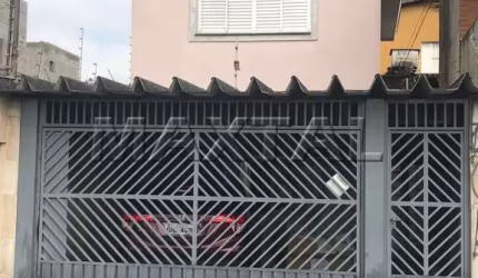 Casa com 3 quartos, 2 banheiros, 2 salas, edícula, churrasqueira e 2 vagas.