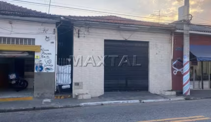 Salão comercial à venda com 2 casas, na Vila Nivi. De 90m², em ótima localização.