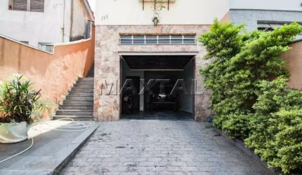 Sobrado à venda de 4 dormitórios, 2 suites, 4 banheiros e 3 vagas de garagem, na Vila Aurora.