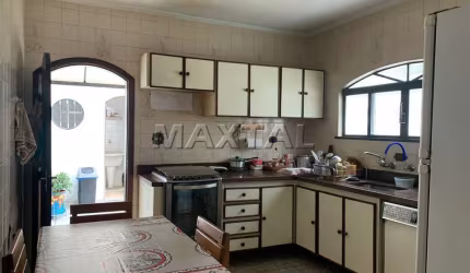 Sobrado de 132m² à venda na Vila Santos, 3 dormitórios, 4 banheiros e 2 vagas.