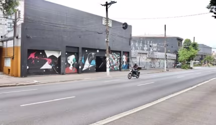 Galpão para locação de 1.600m² no Bom Retiro, em Avenida movimentada.