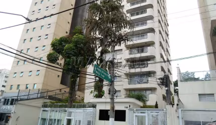 Apartamento a venda em Perdizes, 140m², 3 dormitórios, 1 suíte, sala com varanda, cozinha e 2 vagas.