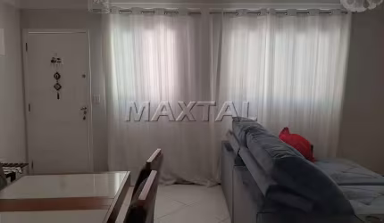 Sobrado em condomínio fechado com 3 dormitórios, sendo 1 suíte e 2 vagas, na Vila Mazzei.