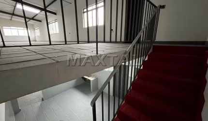 Prédio comercial em Santana, contendo 3 pavimentos, 2 cozinhas e 3 banheiros na Olavo Egidio.