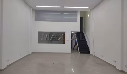 Loja para locação na região Santa Efigênia com 220m², mais mezanino e porta automática.