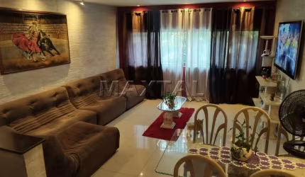 Sobrado comercial e residencial, parte de cima, 4 dormitórios, sala, cozinha, banheiro e lavanderia.