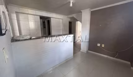 Casa 2 dormitórios, sala, cozinha, banheiro, 1 vaga, na Vila Romero.