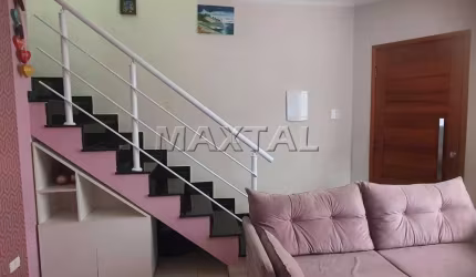 Casa em Condomínio Fechado, 2 suítes, cozinha, banheiro, sala, área, vagas de moto e carro.
