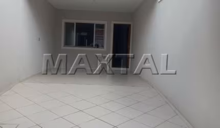 Casa assobradada de 216m², 3 quartos, 3 suítes, 1 closet, sala, cozinha, lavabo e 2 vagas.