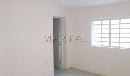 Casa com 1 dormitório, com quintal privativo no Jardim Almanara, com 65m²