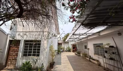 Sobrado, 2 quartos, sala, cozinha, banheiro. Casa Térrea ,1 quarto, sala, cozinha e 9 vagas.