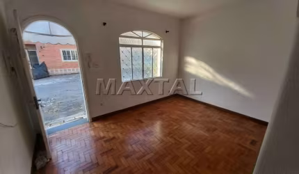 Sobrado em vila, 90m² com 2 dormitórios, sala, cozinha, quintal, portão automático e 1 vaga.
