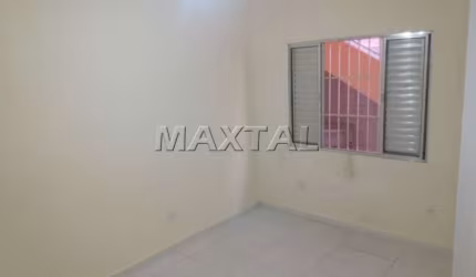 Casa em condomínio para locação, com 55m² e 1 dormitório. No Jardim Almanara.