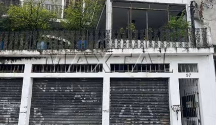 Sobrado de 150m², 03 dormitórios sendo uma suíte com varanda e 1 vaga, no Parque Casa de Pedra.