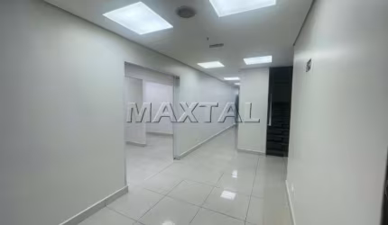 Prédio comercial para locação, de 970m², com 23 salas, 25 vagas e 9 banheiros, em Santana.
