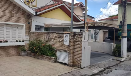 Casa térrea de vila com 2 dormitórios e 2 vagas totalmente reformado, na região da Brás Leme.