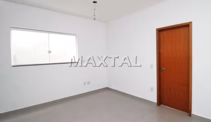 Apartamento para locação no Parque Mandaqui, 34m² com 1 dormitório, sala, sacada, cozinha e 1 vaga.