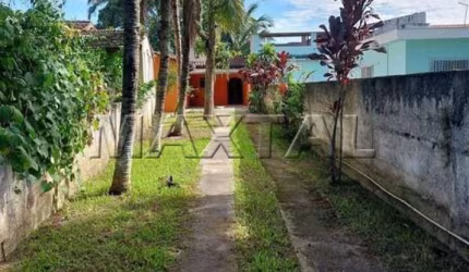 Casa térrea à venda de 60m², com 2 quartos e localizada apenas a 200 metros da praia.